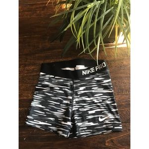 Women’s NIKE PRO black and white haze spandex (s)